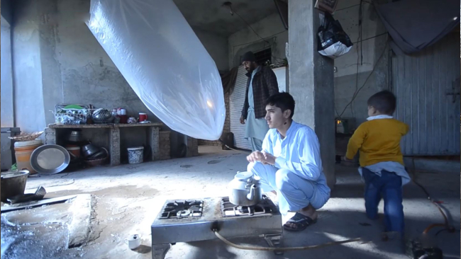 Tarladan eve poşetle doğal gaz taşıyorlar